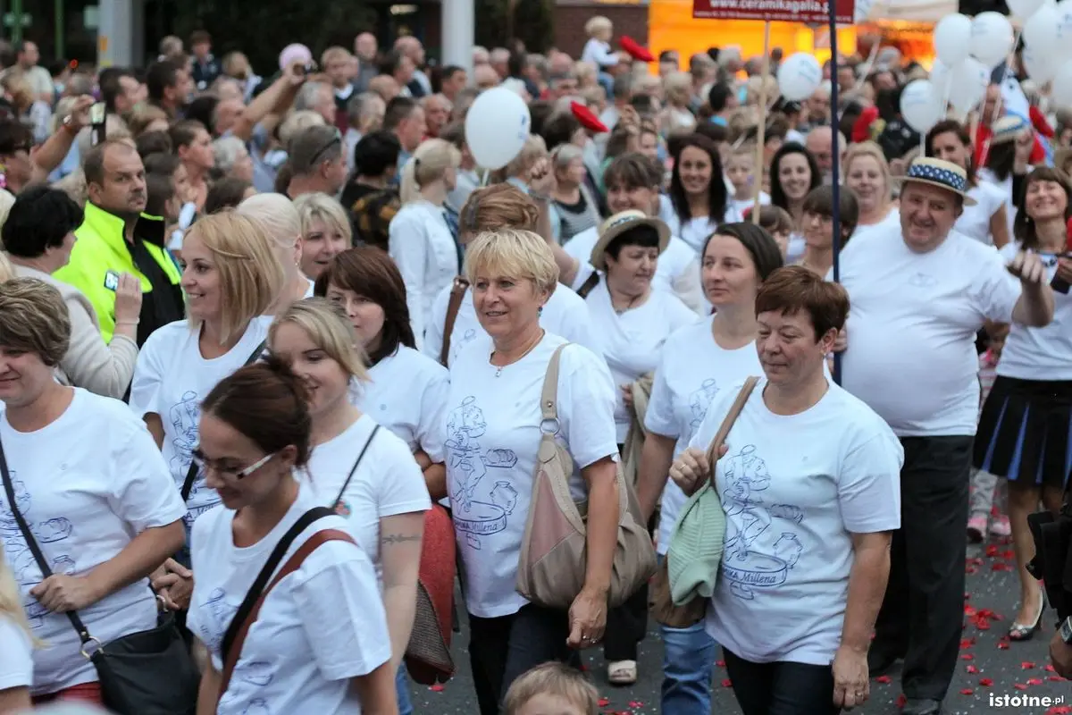 Uczestnicy parady z okazji Święta Ceramiki