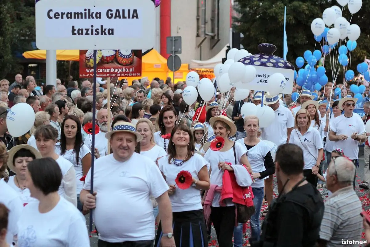 Uczestnicy parady z okazji Święta Ceramiki