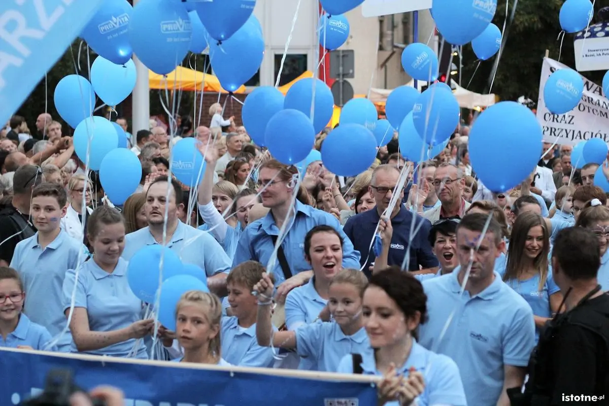 Uczestnicy parady z okazji Święta Ceramiki