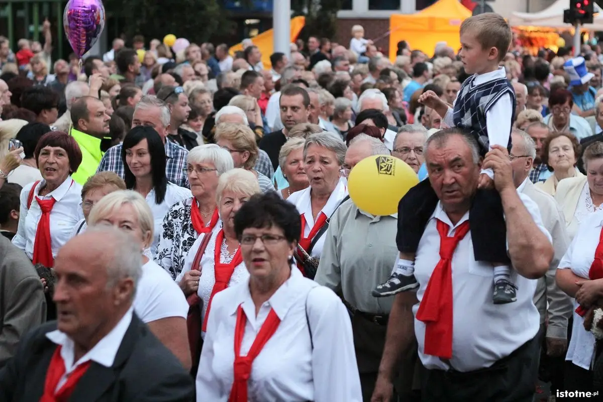 Uczestnicy parady z okazji Święta Ceramiki