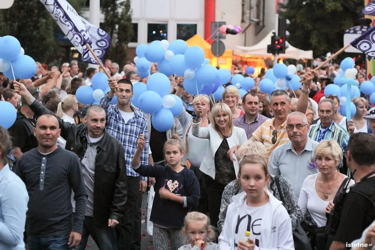 Uczestnicy parady z okazji Święta Ceramiki