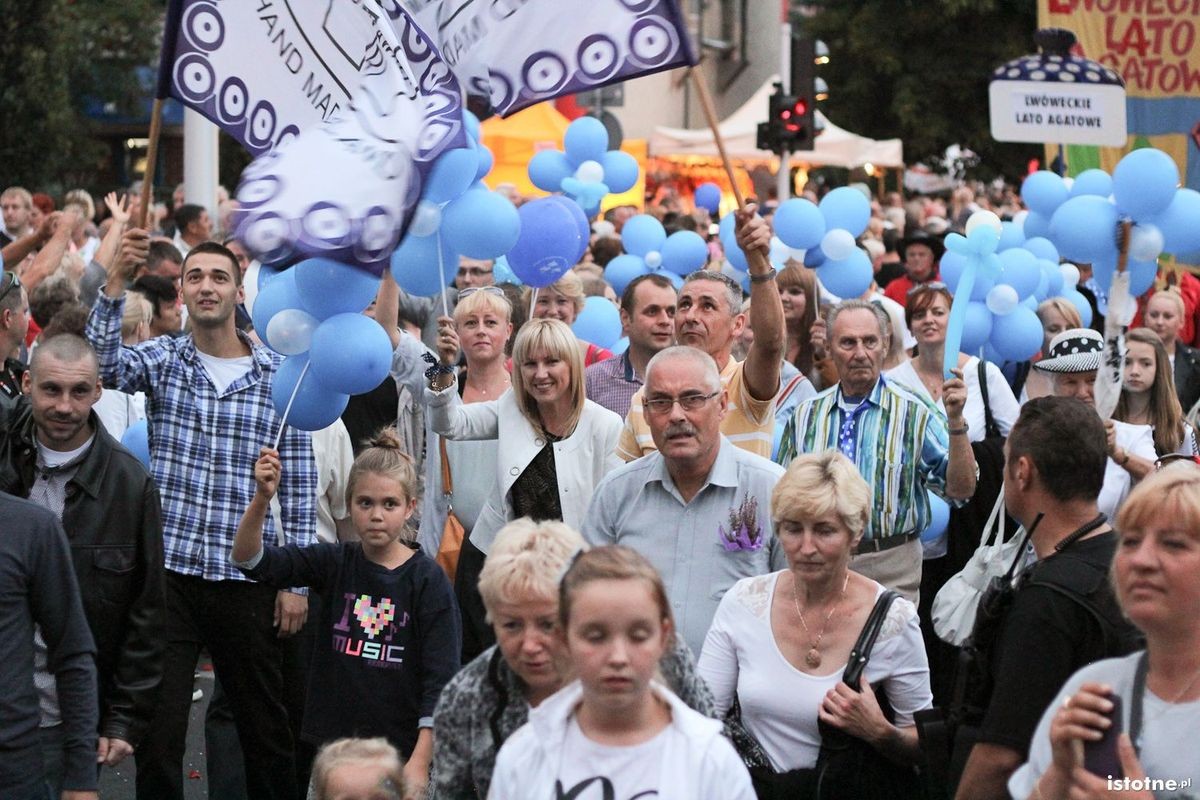 Uczestnicy parady z okazji Święta Ceramiki