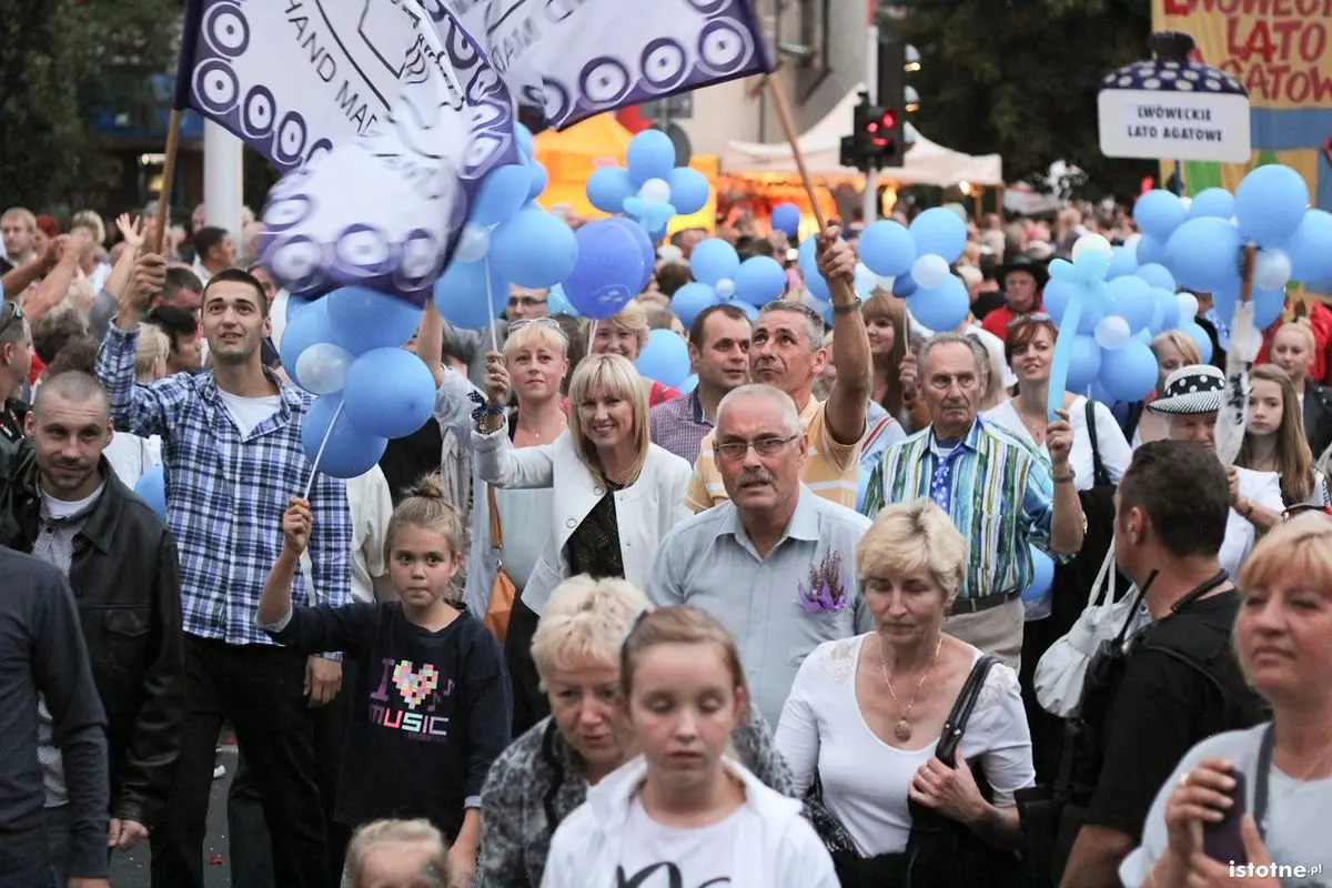 Uczestnicy parady z okazji Święta Ceramiki
