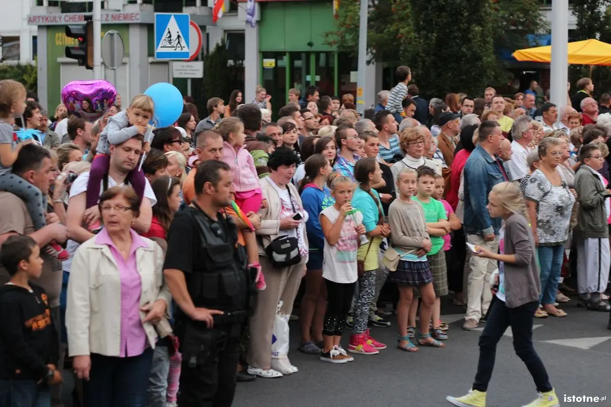 Publiczność oglądająca paradę