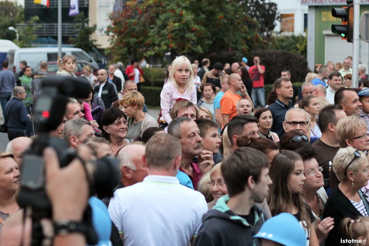 Publiczność oglądająca paradę