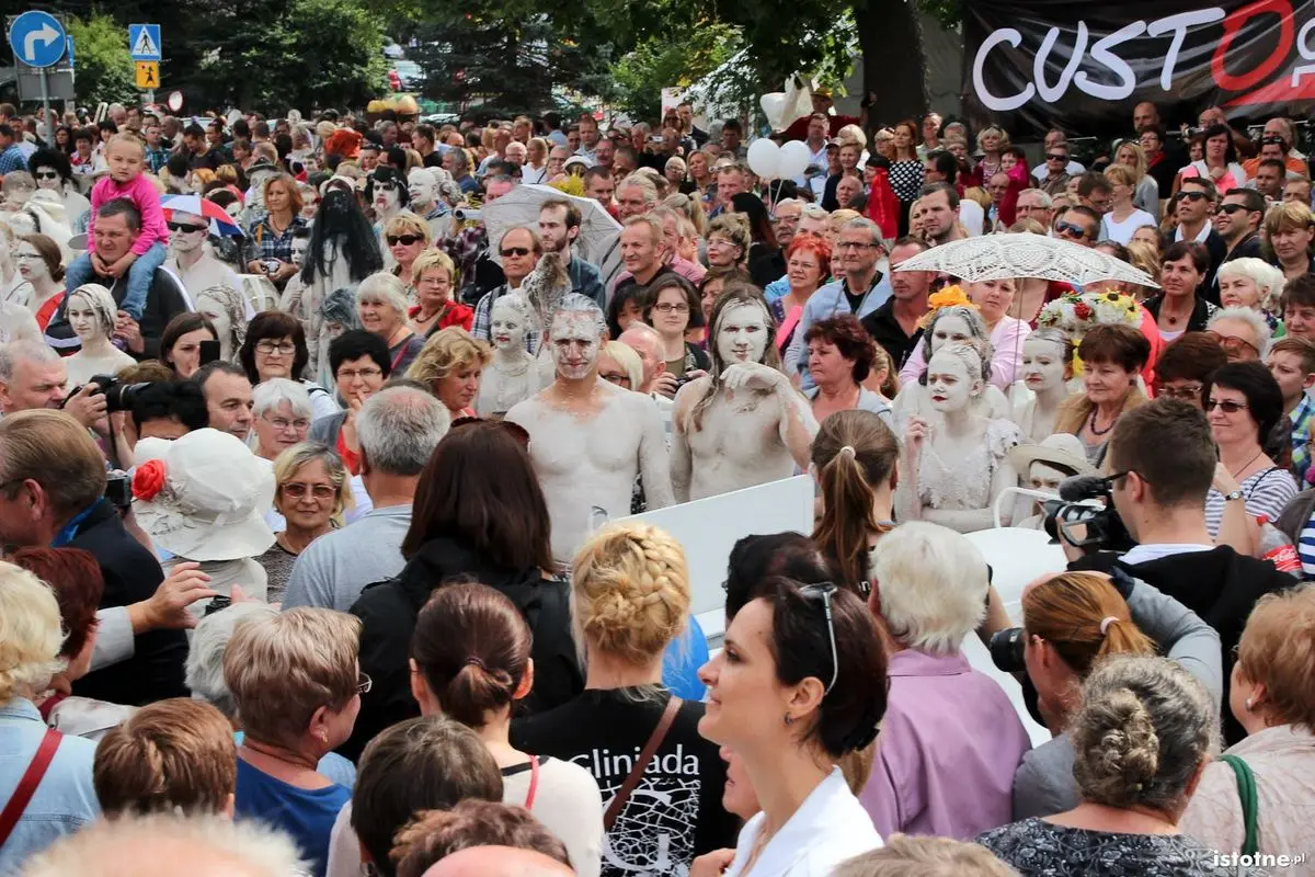 Publiczność oglądająca ślub Glinoludów