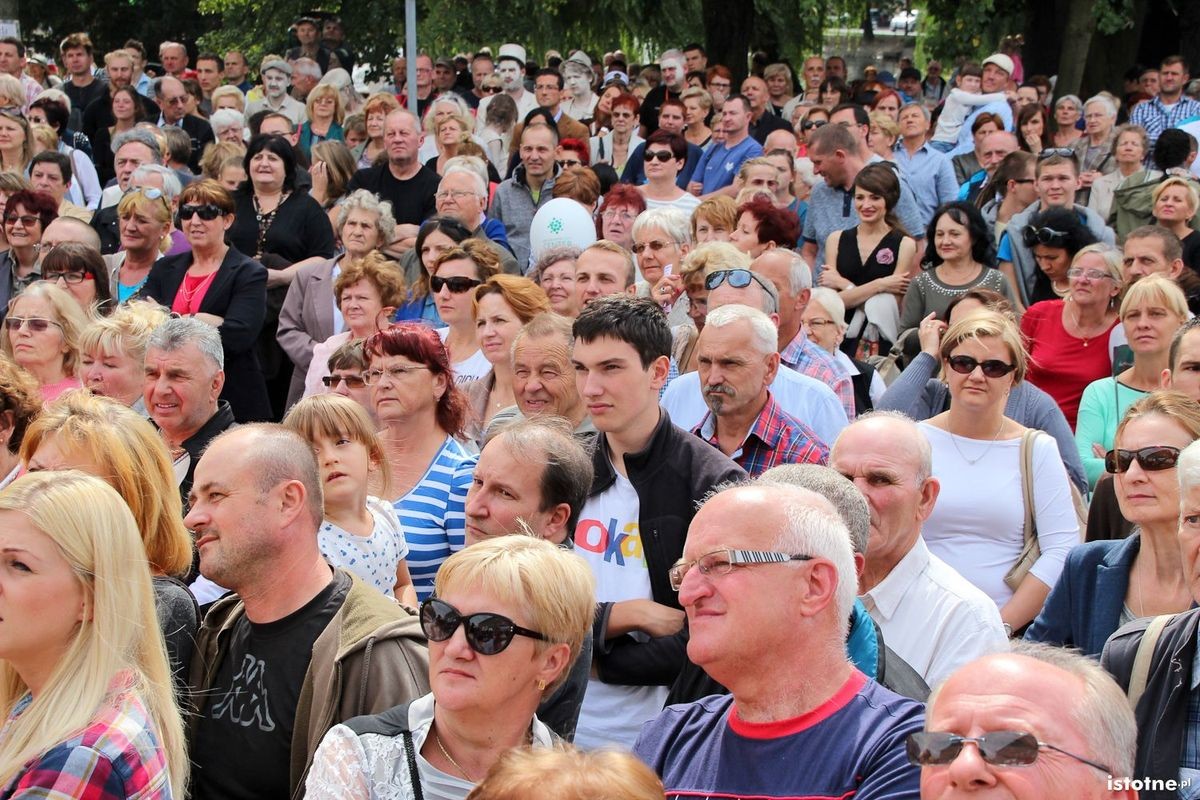 Publiczność oglądająca ślub Glinoludów