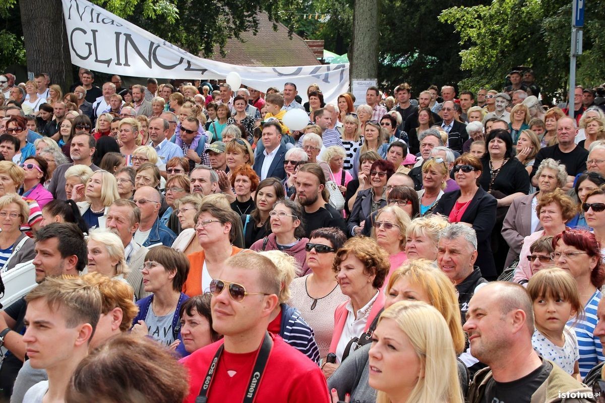 Publiczność oglądająca ślub Glinoludów