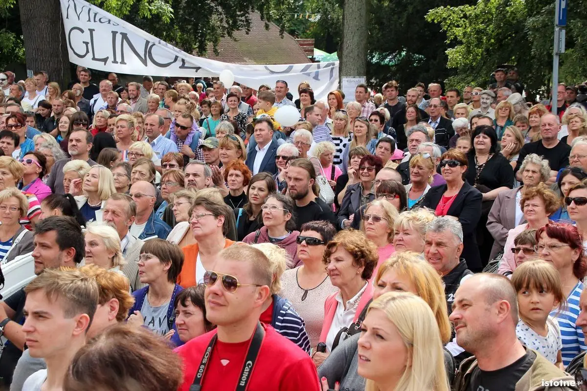 Publiczność oglądająca ślub Glinoludów