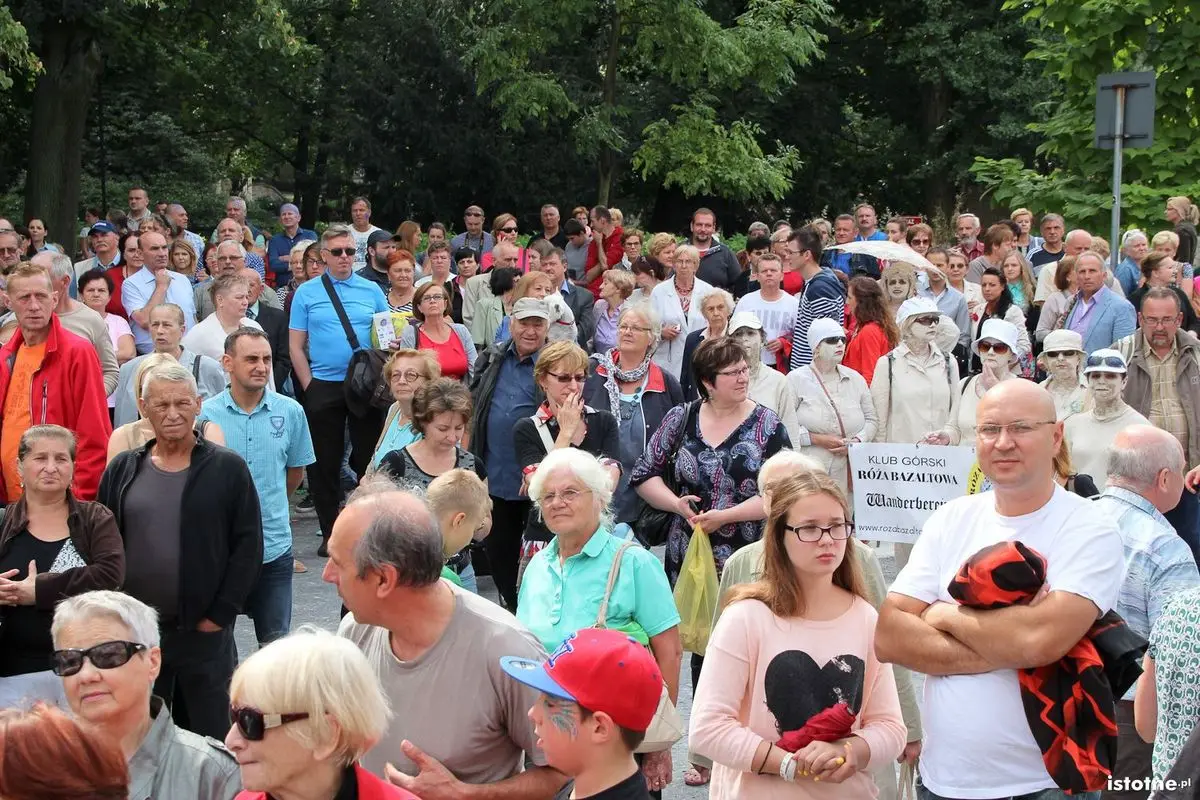 Publiczność oglądająca ślub Glinoludów
