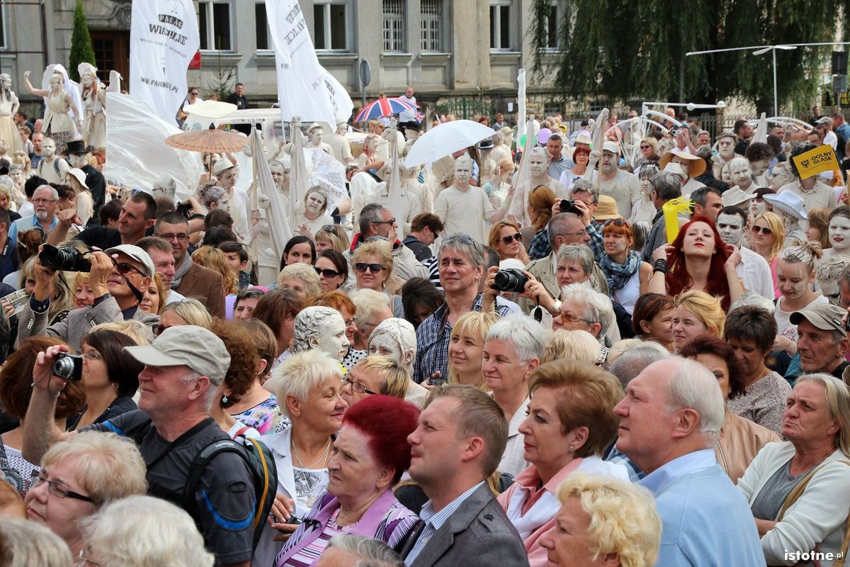 Publiczność oglądająca ślub Glinoludów
