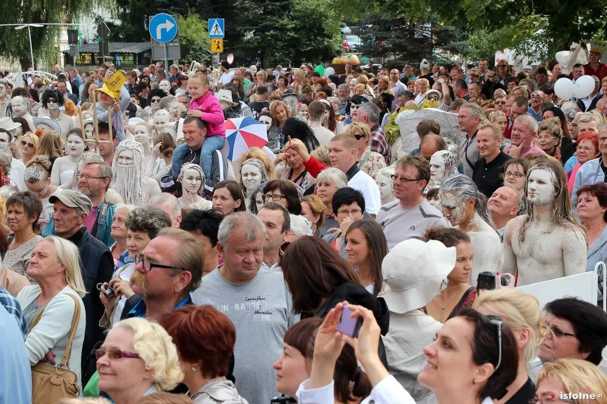Publiczność oglądająca ślub Glinoludów