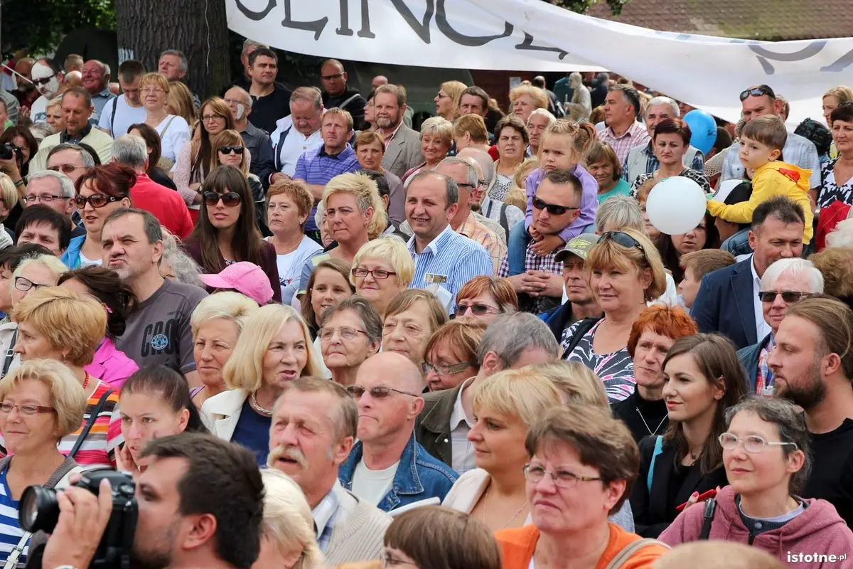 Publiczność oglądająca ślub Glinoludów