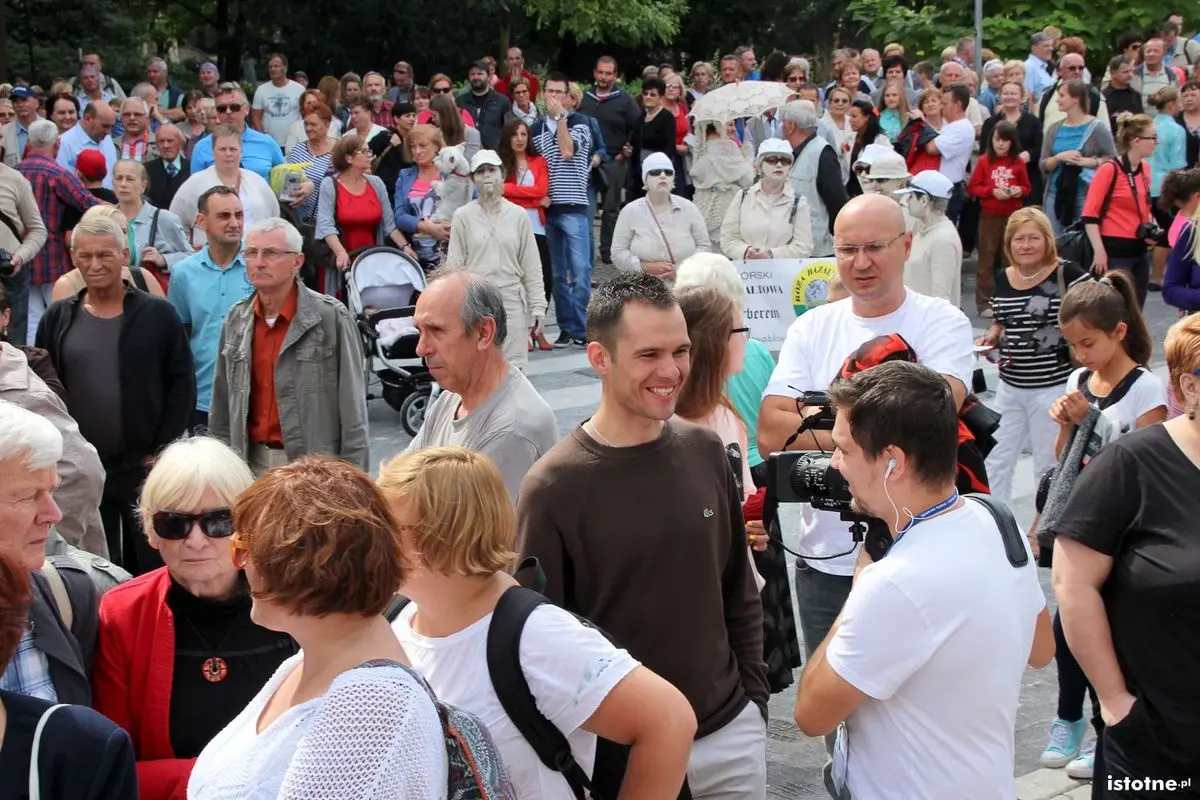 Publiczność oglądająca ślub Glinoludów
