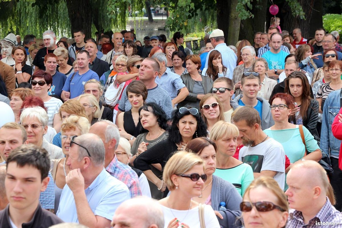 Publiczność oglądająca ślub Glinoludów