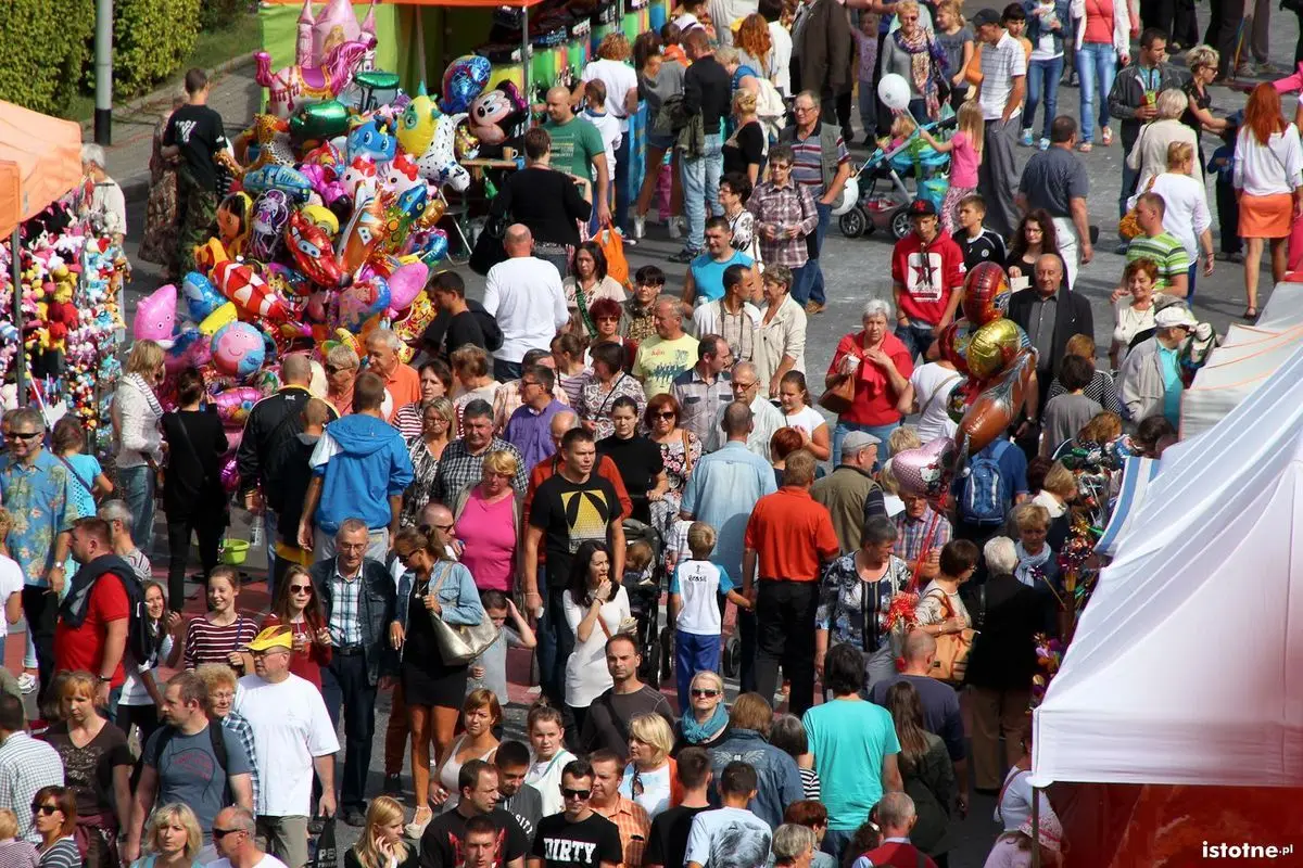 Mieszkańcy idący w paradzie