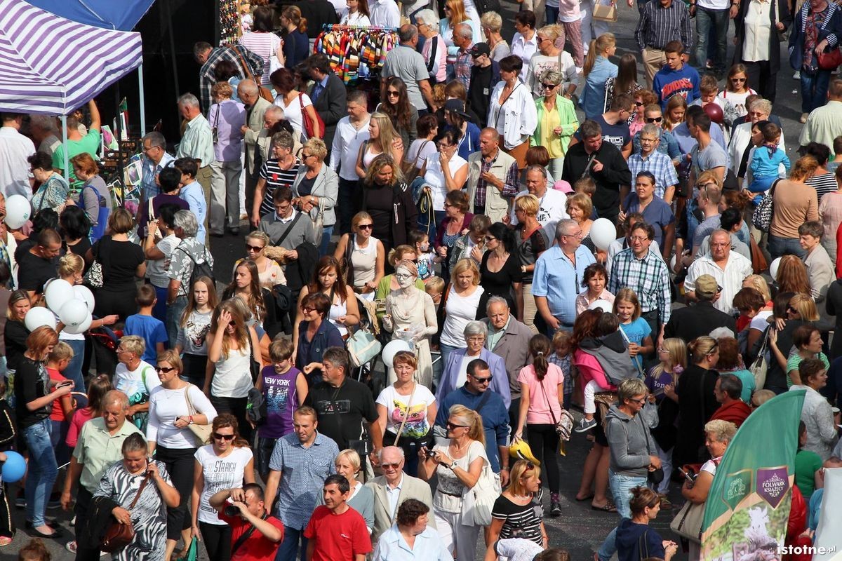 Mieszkańcy idący w paradzie