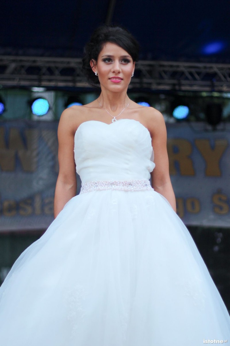 Kandydatka na miss w sukni ślubnej