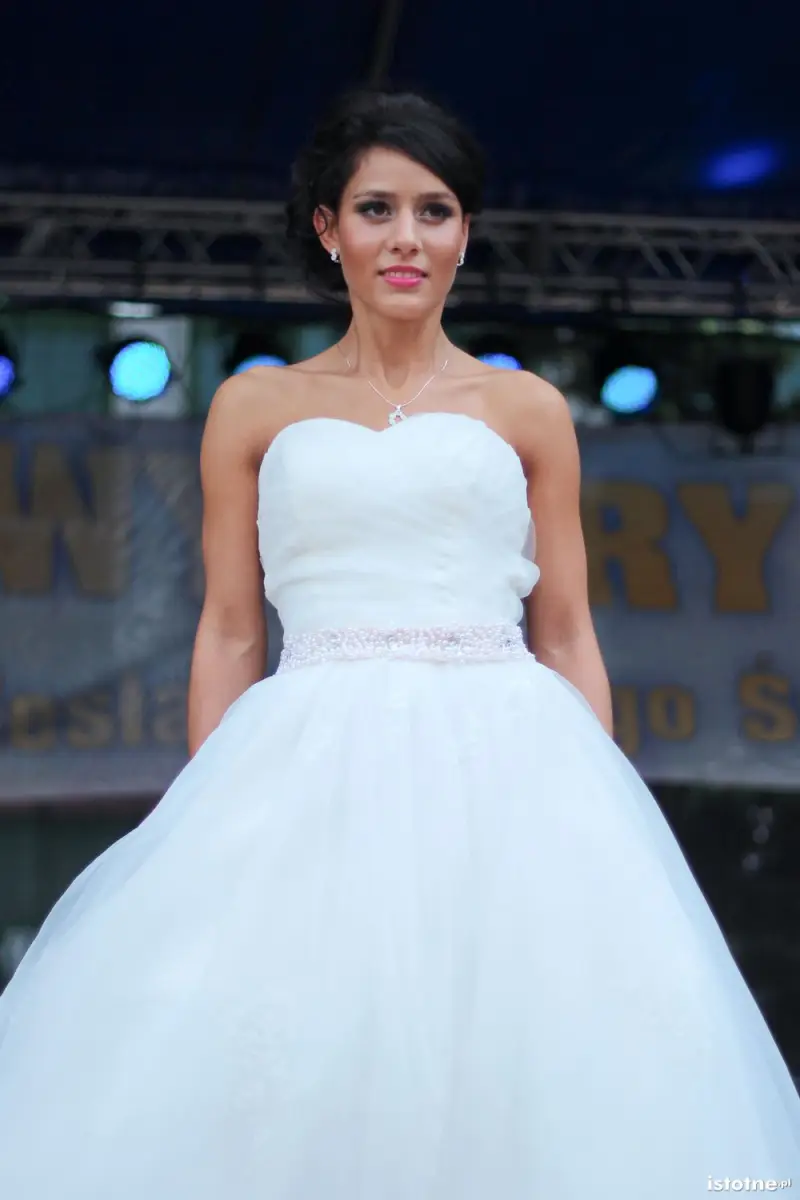 Kandydatka na miss w sukni ślubnej