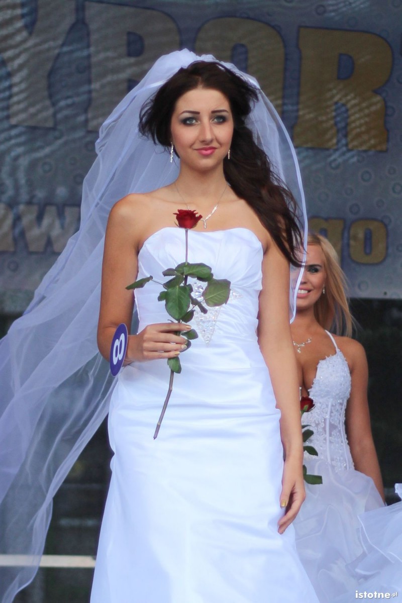 Kandydatka na miss w sukni ślubnej