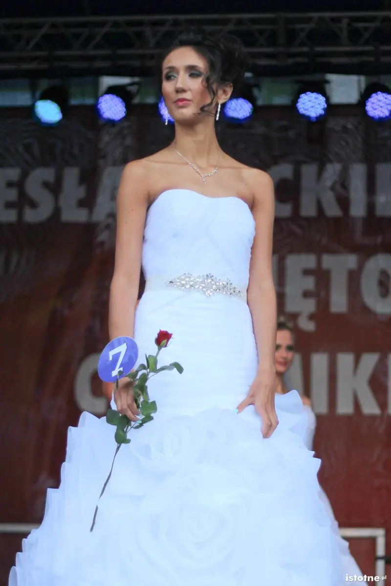 Kandydatka na miss w sukni ślubnej