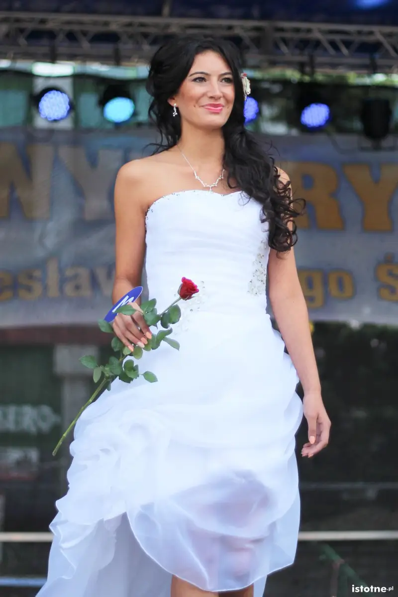 Kandydatka na miss w sukni ślubnej
