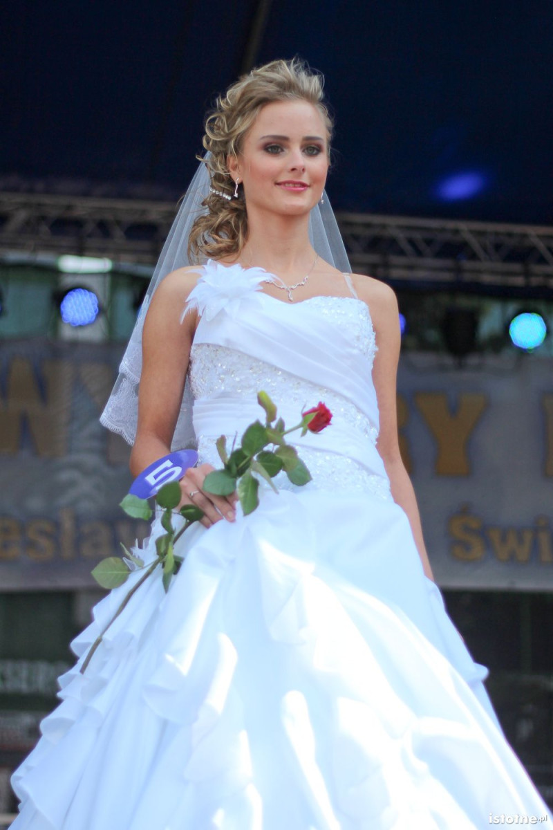 Kandydatka na miss w sukni ślubnej