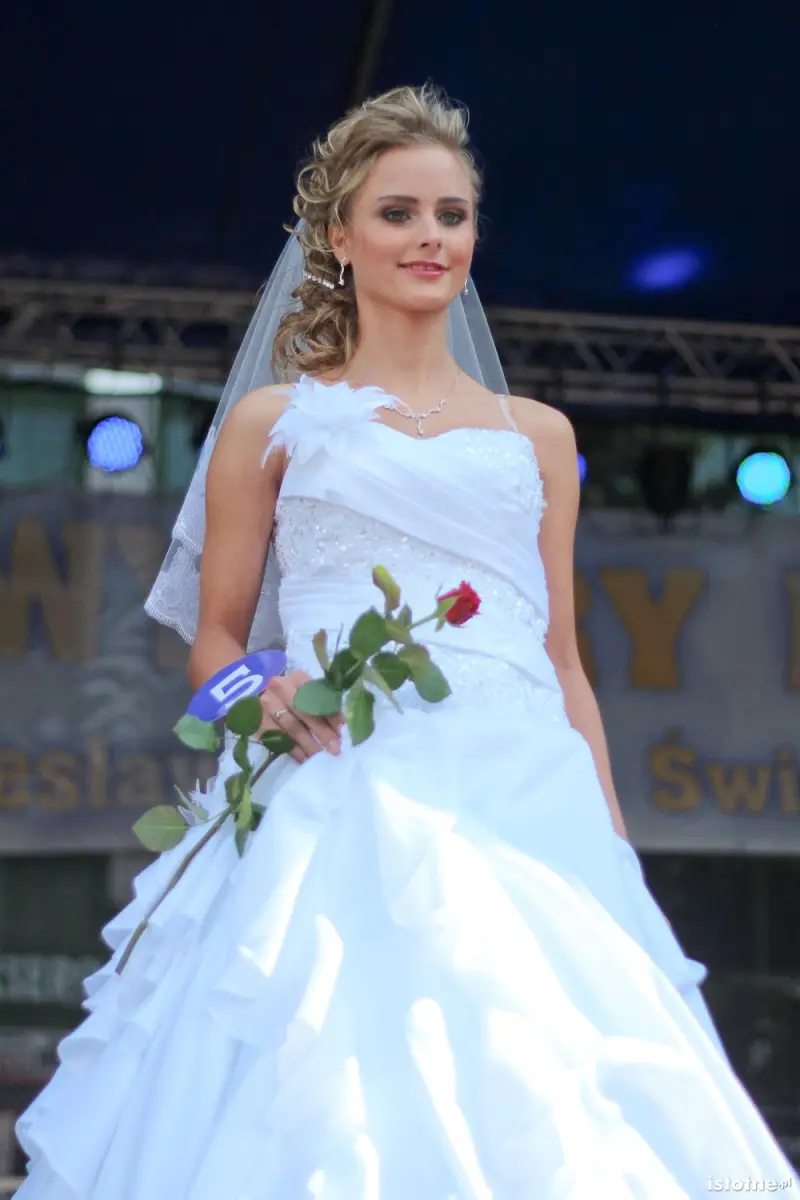 Kandydatka na miss w sukni ślubnej
