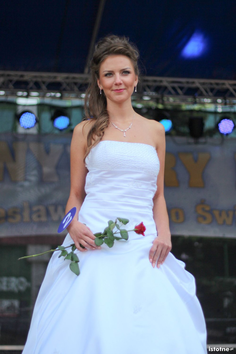 Kandydatka na miss w sukni ślubnej