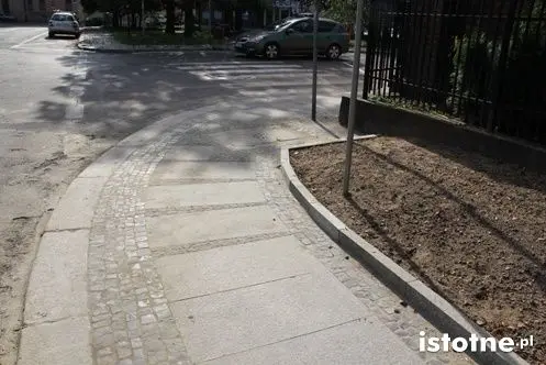 Chodnik przy Senatorskiej
