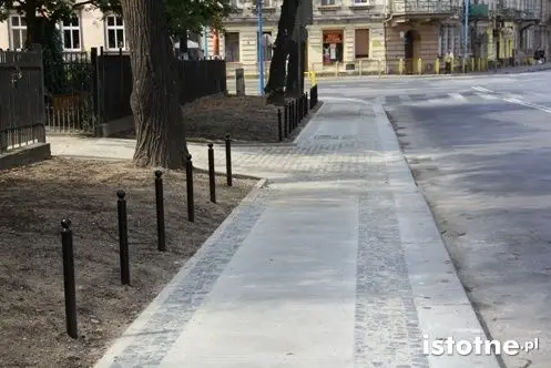 Chodnik przy Senatorskiej