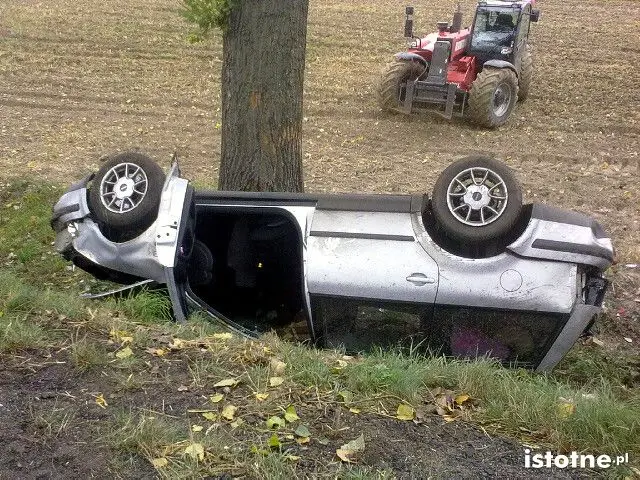 Volkswagen wypadł z drogi
