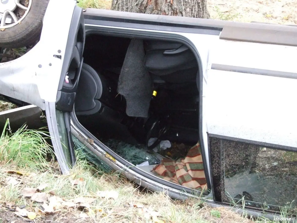 Volkswagen wypadł z drogi