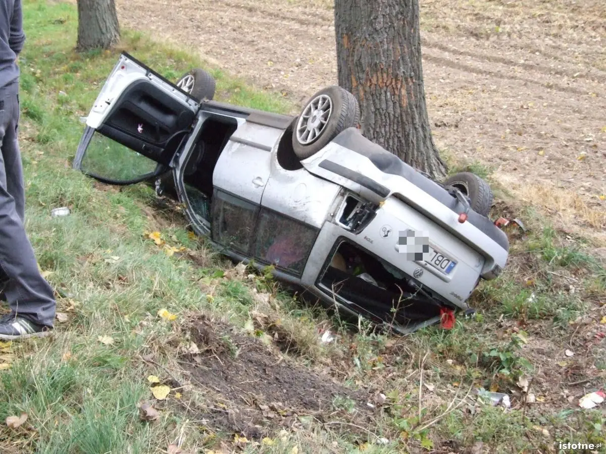 Volkswagen wypadł z drogi