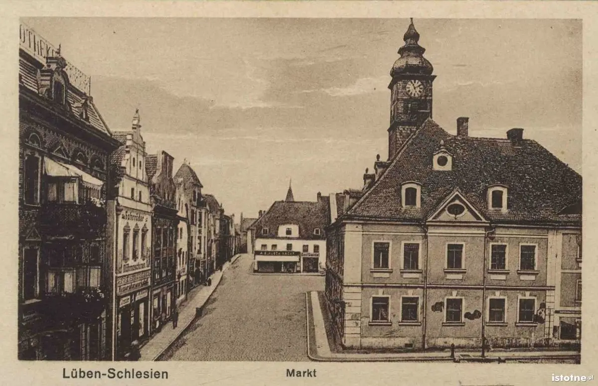 Rynek z ratuszem na początku XX w.