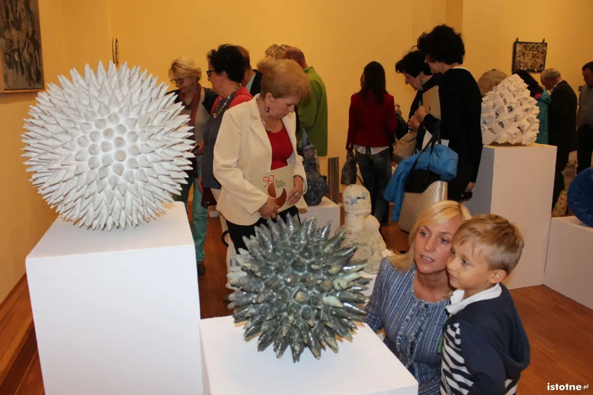 Wernisaż wystawy „50 lat Plenerów Ceramiczno-Rzeźbiarskich w Bolesławcu”