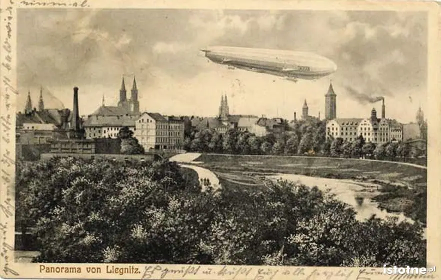 Sterowiec na tle panoramy Legnicy