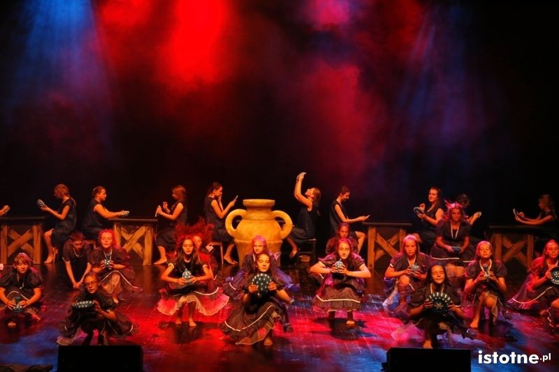 Taneczna opowieść o bolesławieckiej ceramice