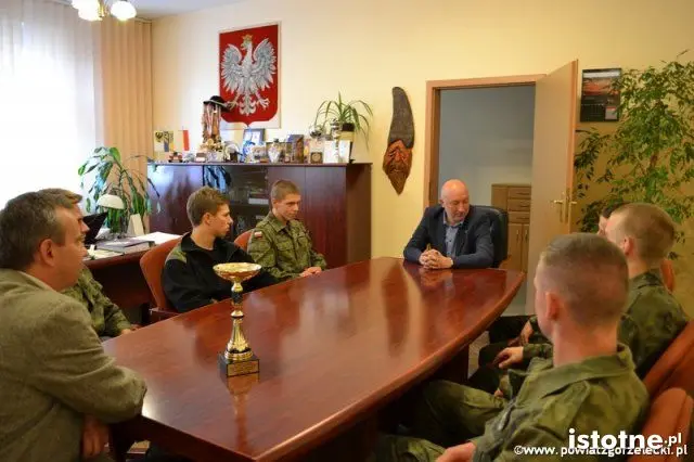 Triumfatorzy zawodów „Commando” u starosty