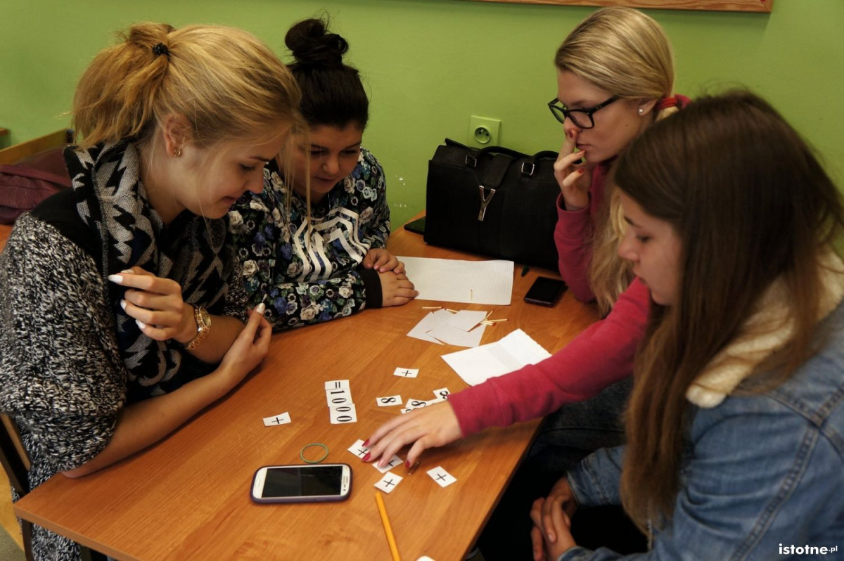 Grupa węgierksich i polskich uczniów w II Liceum Ogólnokształcącym