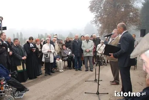 Uczestnicy ceremonii otwarcia lapidarium na cmentarzu komunalnym