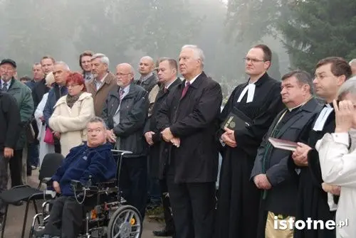 Uczestnicy ceremonii otwarcia lapidarium na cmentarzu komunalnym