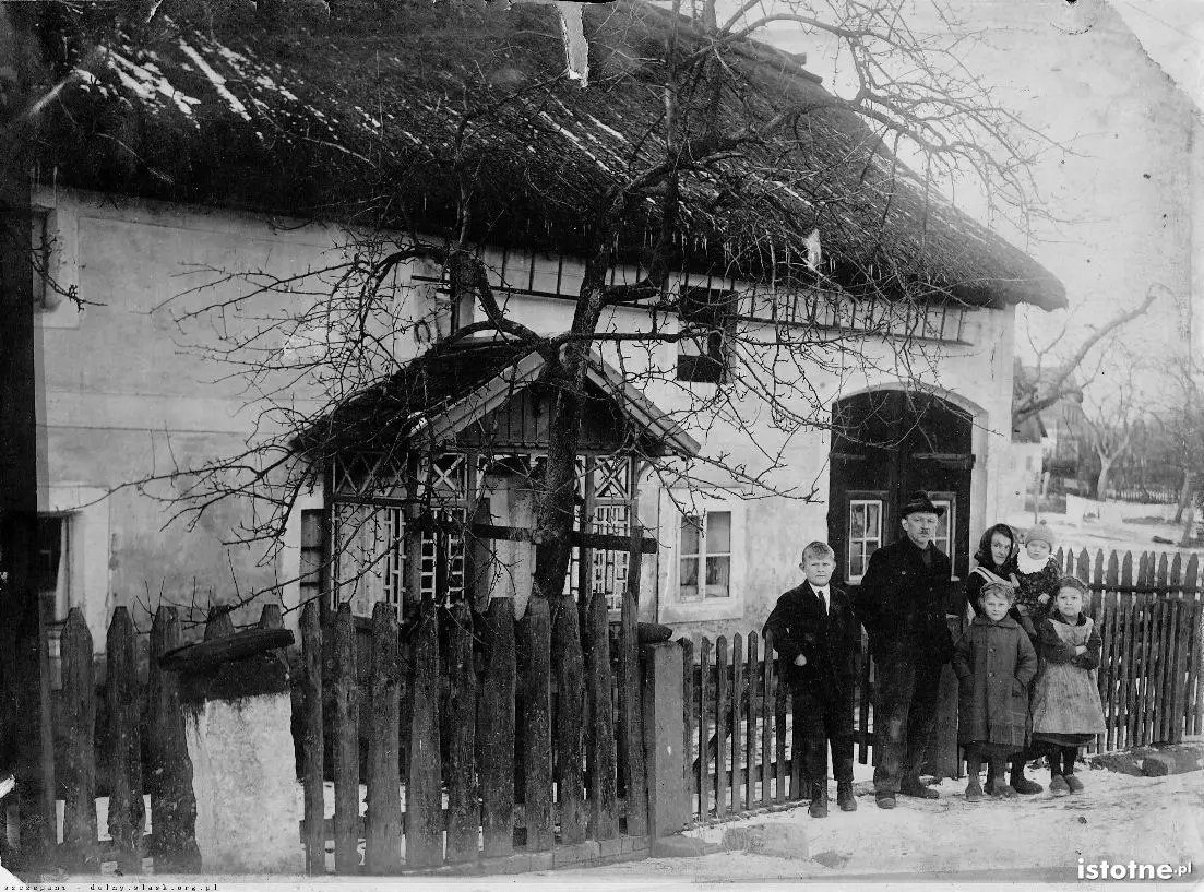 Zdjęcie z początku XX w. z ówczesnymi mieszkańcami