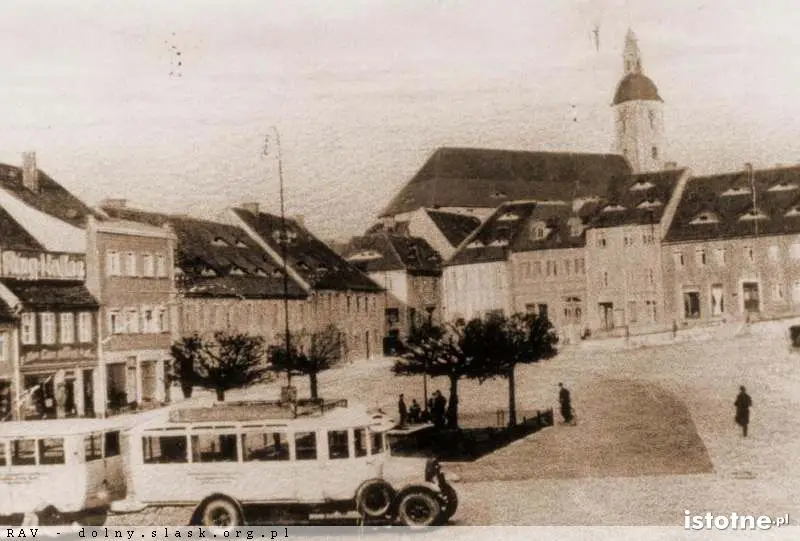 Autobus na tle Rynku w latach 20. XX wieku