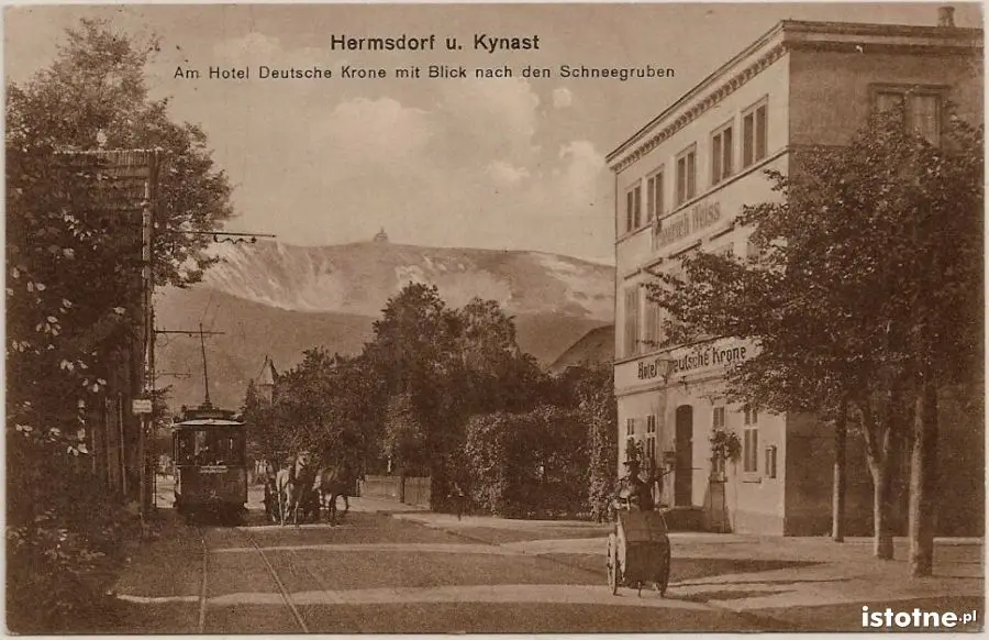 Po prawej stronie hotel z widokiem na śnieżne kotły w 1914 r.