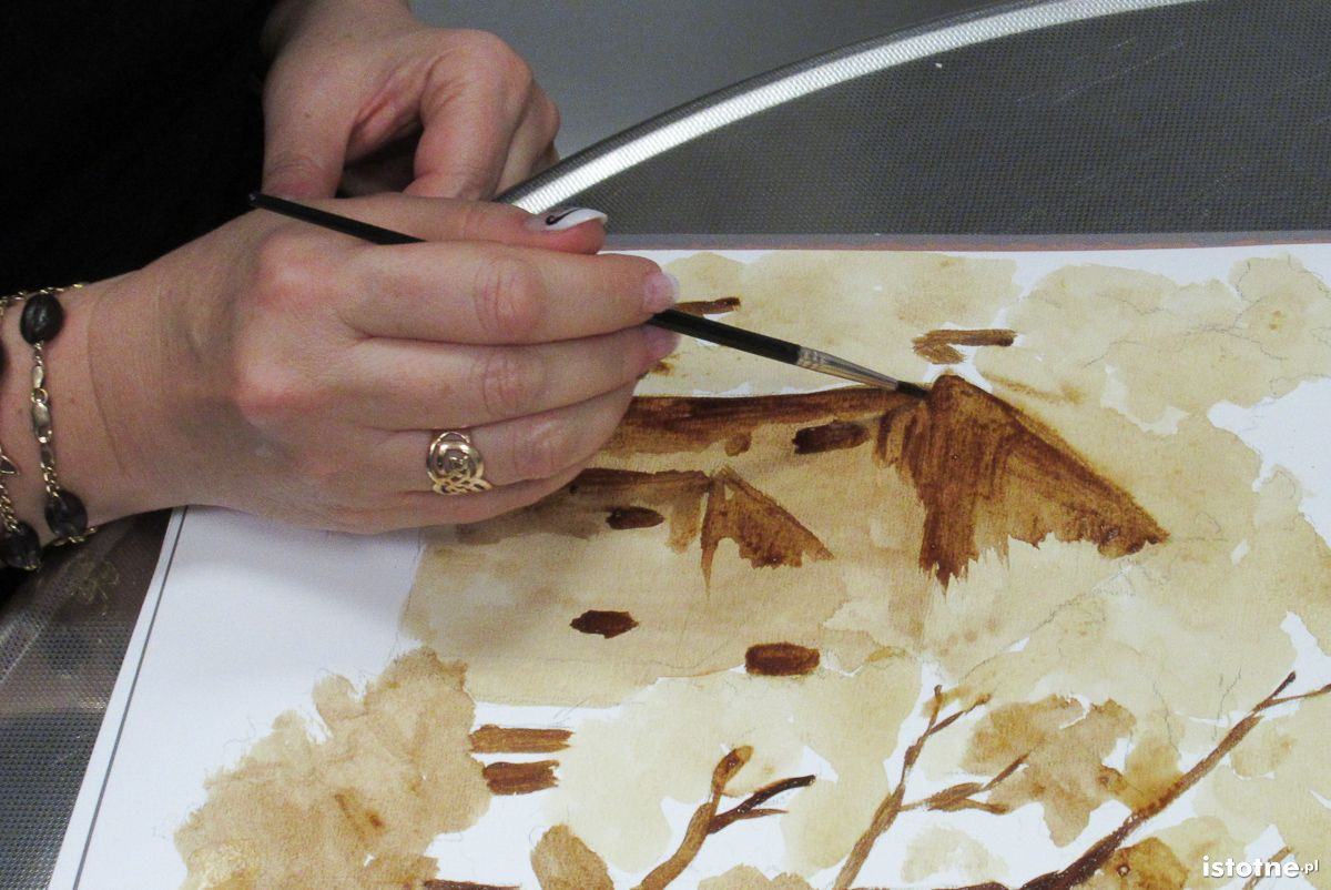 Jolanta Dusza maluje obraz kawą