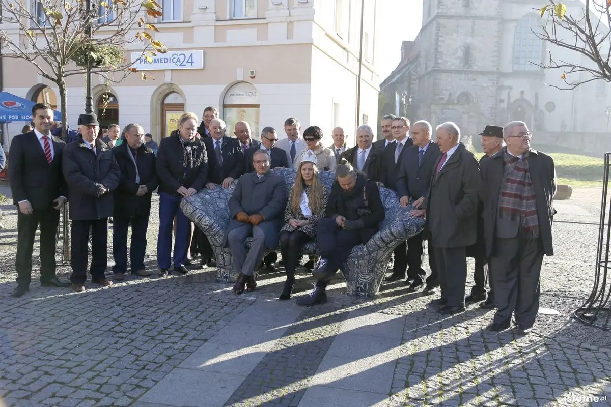 Odsłonięcie ławki ceramicznej w Rynku