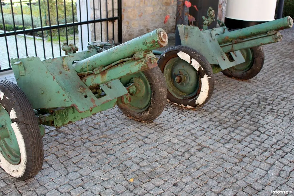 Armaty pułkowe 76 mm na dziedzińcu bolesławieckiego Muzeum