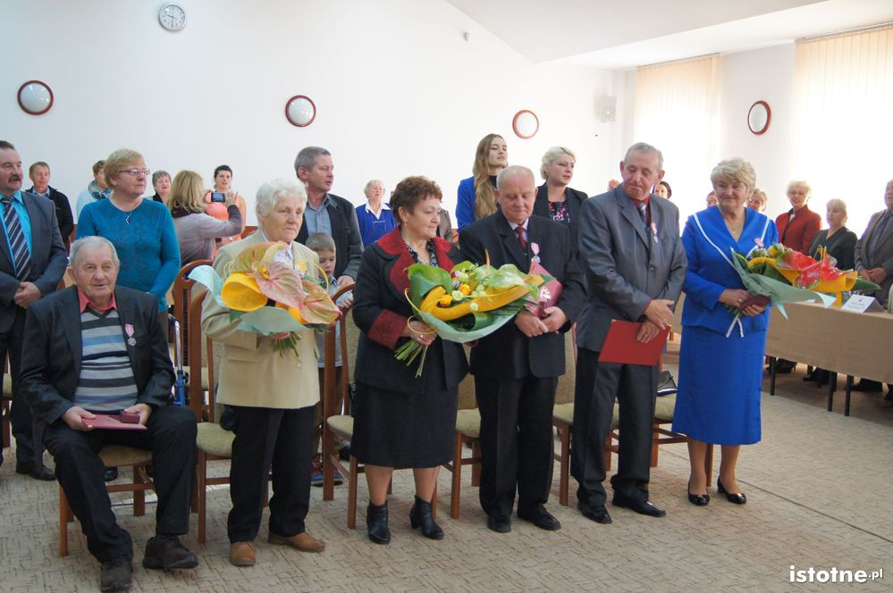 Trzy pary małżeńskie z rąk wójta otrzymały medale Prezydenta RP