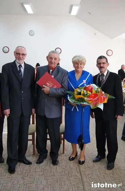 Trzy pary małżeńskie z rąk wójta otrzymały medale Prezydenta RP